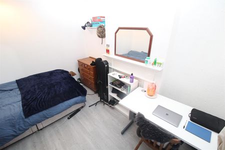 House - Terraced For Rent Birchwood Avenue, Pontypridd - Photo 4