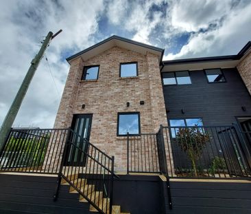 Stunning Townhouse - Photo 4