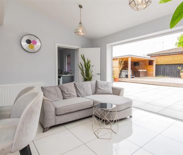 5 bed House - Detached To Let - Photo 2