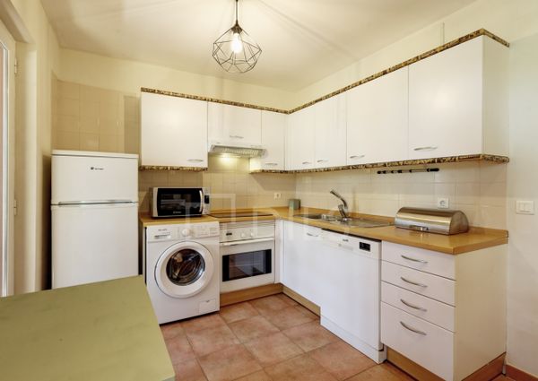 Apartamento T1+1 mobilado e com varandas, no condomínio da Herdade da Aroeira