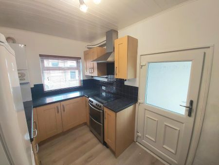 2 bedroom terraced house to rent - Photo 4