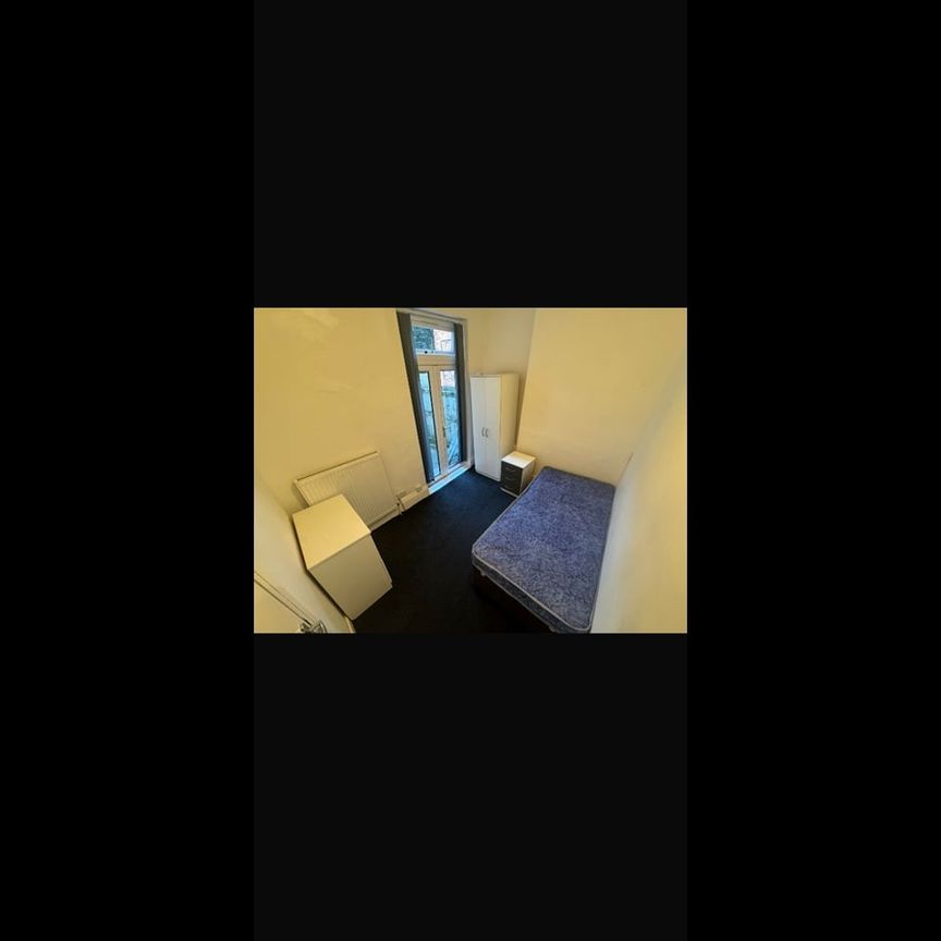 Room in a Shared House, Wellington Road, B20 - Photo 1