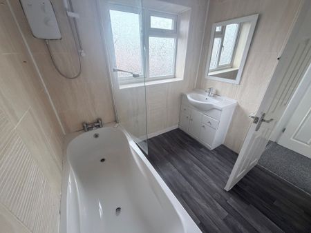 MollingtonCrescent, Shirley, SOLIHULL - Photo 4