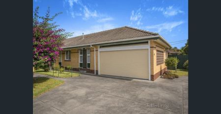 Spacious Renovated 3-Bedroom Villa – Walk to Glen Huntly Station & Shops - Photo 5