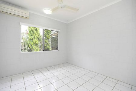 Fantastic Fully Air Conditioned Villa - Garage with Remote - Photo 4