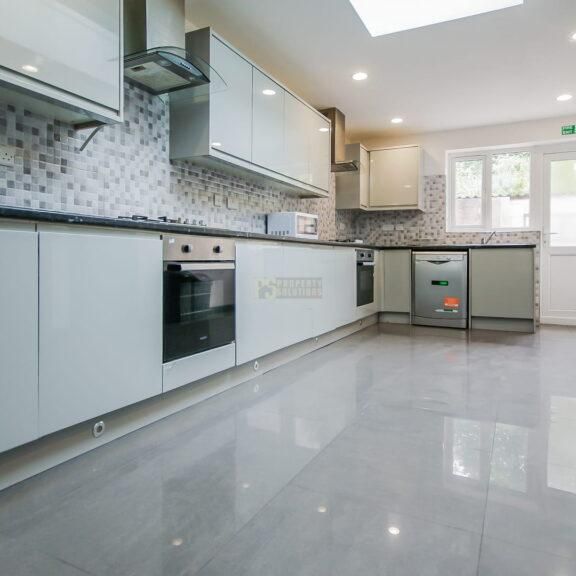 8 bedroom terraced house to rent - Photo 1