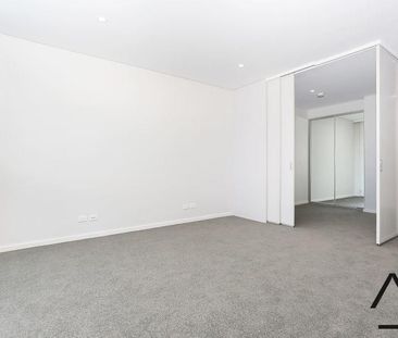 One bedroom apartment with a large flexible floorplan! - Photo 3