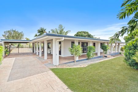 SPACIOUS FAMILY HOME WITH A POOL! - Photo 3