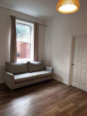 1 bedroom in a house share to rent - Photo 3