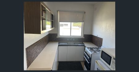 3 Bedroom Home with Easy Care Yard - Affordable and Partly Furnished - Photo 5