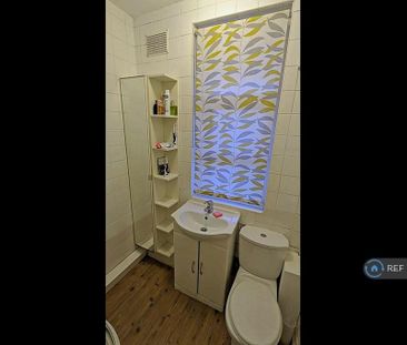 3 bedroom flat to rent - Photo 6