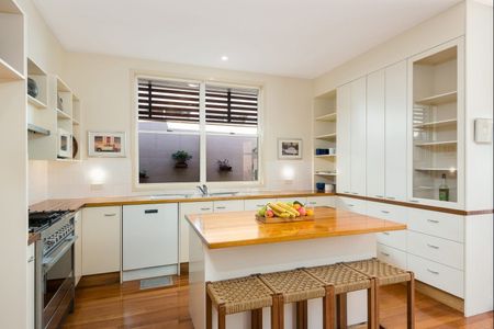 Walking to Indooroopilly state school and shopping centre, 5 bedroom with office - Photo 5