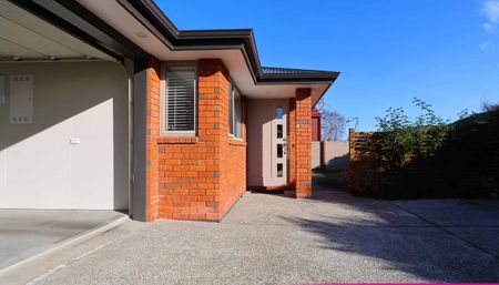 Fully Furnished 3-Bedroom Standalone Townhouse in Central Mosgiel - Photo 4