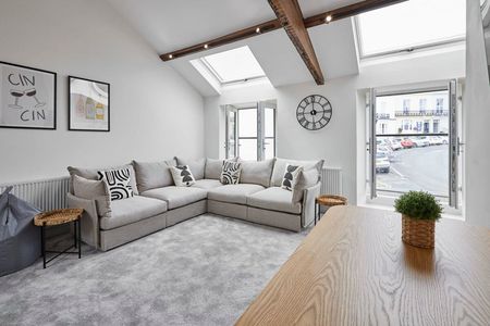 East Crescent - Photo 3