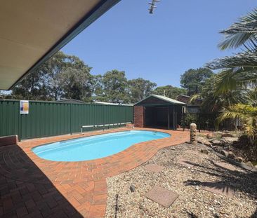 Spacious Family Home with Pool & Fireplace - Photo 5