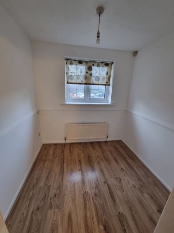 3 Bed Terraced House, Express Drive, IG3 - Photo 5