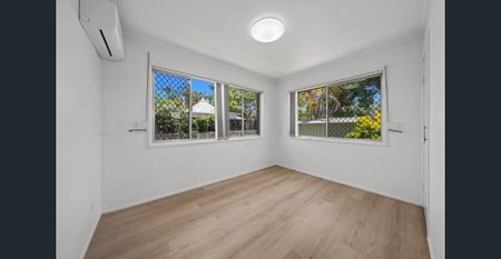 Where Retro Charm Meets Contemporary Style - Newly Renovated house is sought after Bundall - Photo 2
