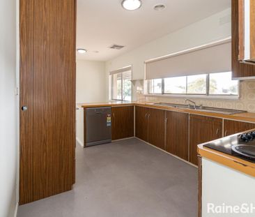 SPACIOUS FAMILY HOME - Photo 6