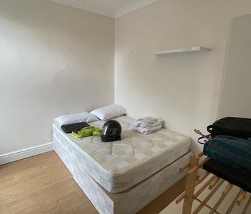 3 bedroom apartment to rent - Photo 4