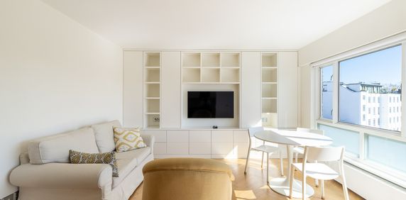 A stunning new refurbishment in the heart of Knightsbridge conveniently nestled on a quiet garden square a short walk away from the action of Knightsbridge. - Photo 2