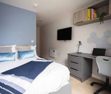 Large En-suite - Photo 4