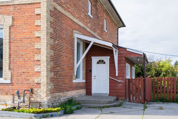 For Lease - 8 Wellington Street, Kawartha Lakes, Ontario - Photo 1