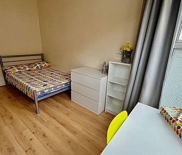 Fantastic 5 bedroom student property with 3 modern bathrooms - Photo 3