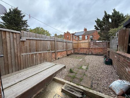 2 bedroom end of terrace house to rent - Photo 4