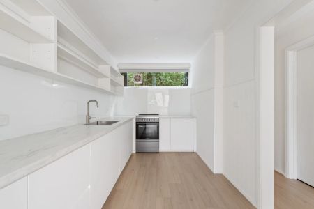 Sun-Filled Modern Townhouse with Stone Kitchen and Private Courtyard in Prime Camberwell Location - Photo 5