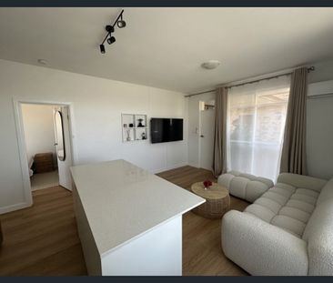 Stylish, light-filled 1-bedroom - Photo 1