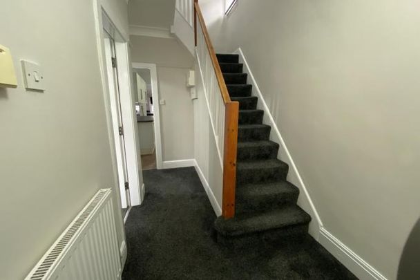 Headingley Crescent, - Photo 1