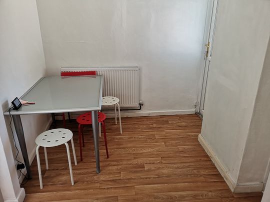 Room in a Shared Flat, Orlescote Road, CV4 - Photo 1