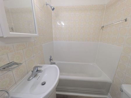 For Lease - 22 Barton Street Unit# 2, Hamilton, Ontario - Photo 4