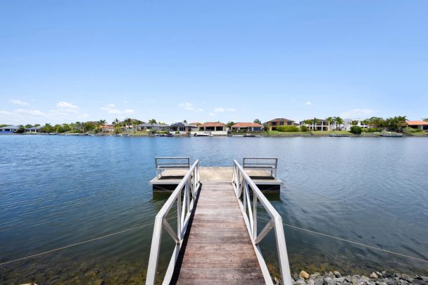Large 5-Bedroom Waterfront Home in a gated community, in Helensvale ! - Photo 1