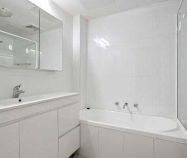 OPEN PLAN OVERSIZED LIVING - WALKING DISTANCE TO CHATSWOOD WESTFIELD - Photo 3