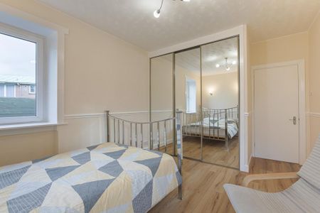 3 bedroom flat to rent - Photo 4