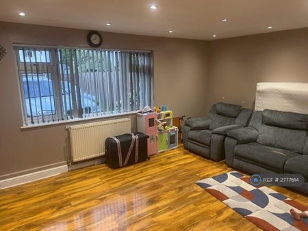 3 bedroom semi-detached house to rent - Photo 5