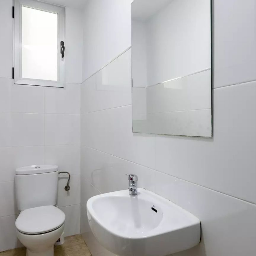 Room in a shared 7-bedroom apartment for rent in Arrancapins - Photo 1