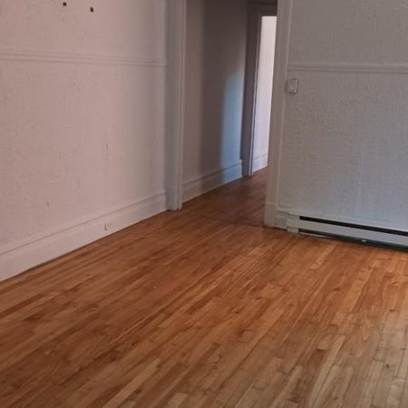 METRO PIE-1X GRAND 5 1/2 LIBRE +STATIONNEMENT - Photo 4