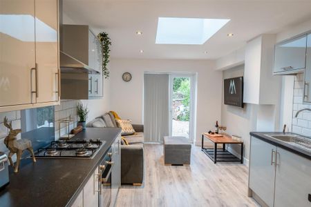 1 bedroom in a house share to rent - Photo 2