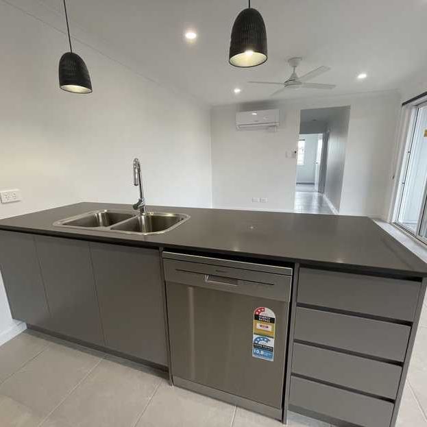 Stylish, Modern & Compact Family Home - Photo 1