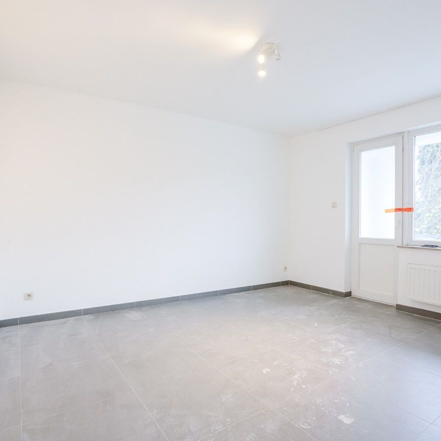 Ruim gelijkvloersappartement met 2 slaapkamers , een zuidgeorienteerde tuin en garage - Foto 1