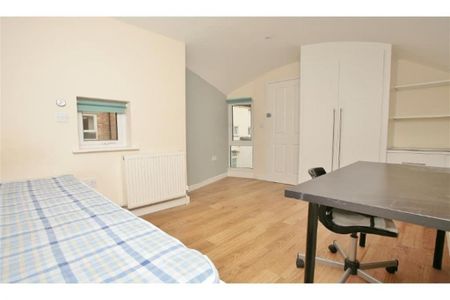 5 bedroom semi-detached house to rent - Photo 2