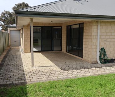 SPACIOUS FOUR BEDROOM FAMILY HOME - Photo 4