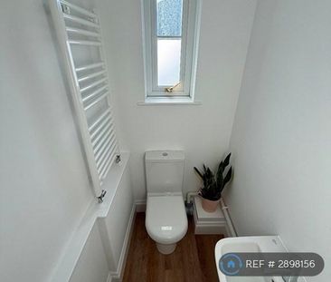 3 bedroom flat to rent - Photo 6