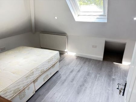 Room in a Shared Flat, Very Near Ealing Common Tube, W5 - Photo 2