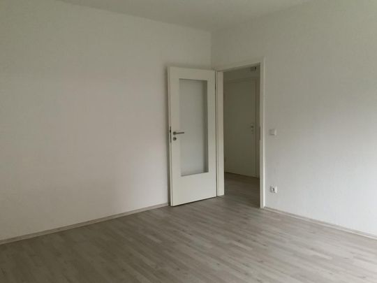 Helle 4-Zimmer-Etagenwohnung in Gelsenkirchen  96,7 m² mit Badfenster und Wanne - Photo 1
