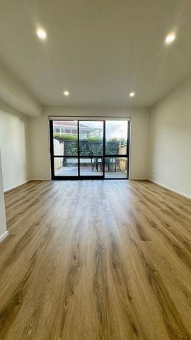 Modern, Comfortable home Te Atatu South. - Photo 3