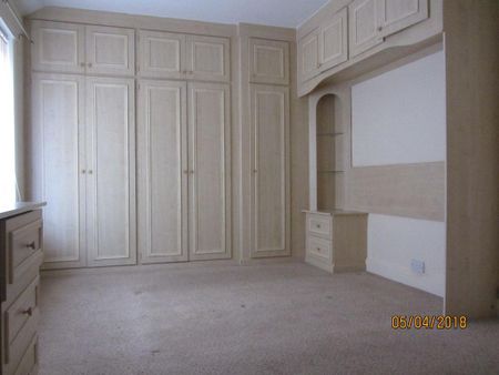 4 bedroom semi-detached house to rent - Photo 5