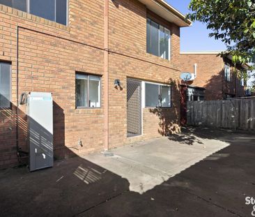 3 Bedroom Townhouse – Walk to Shops, Cafés & Beach - Photo 3